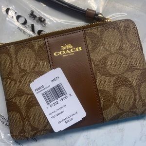 SOLD-  NWT Classic Coach wristlet 🤎